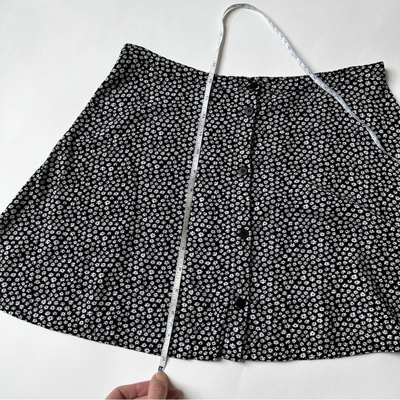 [SOLD] BLACK Daisy Floral Button Down Low Waisted Mini Skirt size 8 - Picture 9 of 11